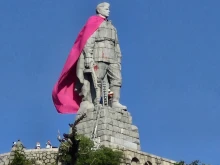 Розово наметало покри паметника на "Альоша" за преминаването на Giro d'Italia през Пловдив