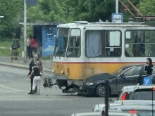 Голямо задръстване около Румънското посолство в София, след като кола се вряза в трамвай