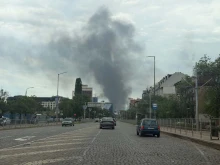 Голям пожар в София, издига се гъст черен дим