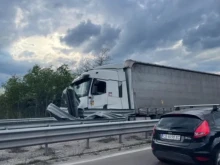 ТИР се вряза в мантинела на АМ "Тракия" в посока Бургас
