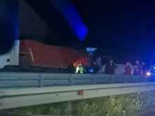Автобус се вряза в тир на входа на София, има жертва и пострадали
