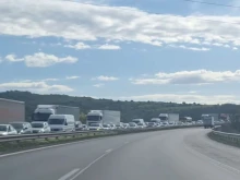 Огромно задръстване се е образувало към София на АМ "Хемус" заради тежката катастрофа със загинал и пострадали