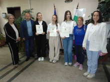 Три ученички от Сандански с грамоти от полицията за честна и достойна постъпка