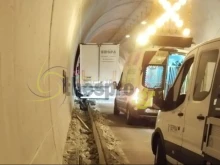 Българин с 1,15 промила "изора" 50 метра тротоар в тунел в Гърция