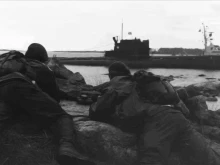 Съветска подводница С-363, пренасяща две торпеда с ядрени бойни глави, за...