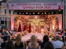 Посланикът на Япония и модният елит оценяват "Царица Роза 2026" в Казанлък