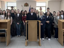 Бъдещи мениджъри от Пловдив смениха чиновете със съдебните зали