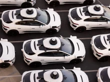 Десетки автономни автомобили на компанията Waymo се задръстиха в задънена...