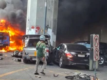 Влак помете автобус и коли на прелез с вдигната бариера, има много загинали