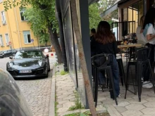 Слави Василев заряза Porsche-то си на забранено място в София