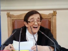 Мика Зайкова: Първо бих бръкнала в джоба на депутатите, а не на лекарите и полицаите