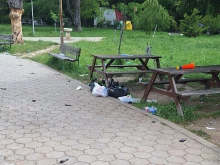 Сигнал до Plovdiv24.bg: Преобърнати пейки и купища боклуци затрупаха парк в Пловдив