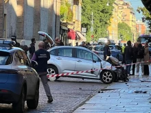 Кола блъсна пешеходци в Модена, ранявайки седем души