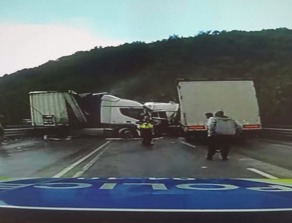 Два украински тира се удариха в Прохода на Републиката, отсечката е затв...