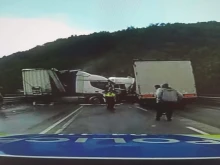 Два украински тира се удариха в Прохода на Републиката, отсечката е затво...