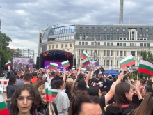 България празнува! Хората вече се събират на партито за посрещането на Дара