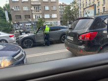 Катастрофа предизвика сериозно задръстване по бул. "Васил Левски"...