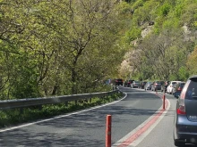Трафикът в Кресненското дефиле остава затруднен