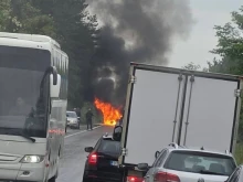 Горящ автомобил затвори напълно отсечка от главния път София - Варна