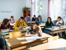 Около 24 000 абитуриенти се явяват на изпит днес