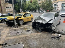 Млада жена е пострадала при катастрофа между два автомобила в Стара Загора