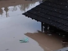 Бели Осъм заля къщи в Троян, свлачища затвориха пътища