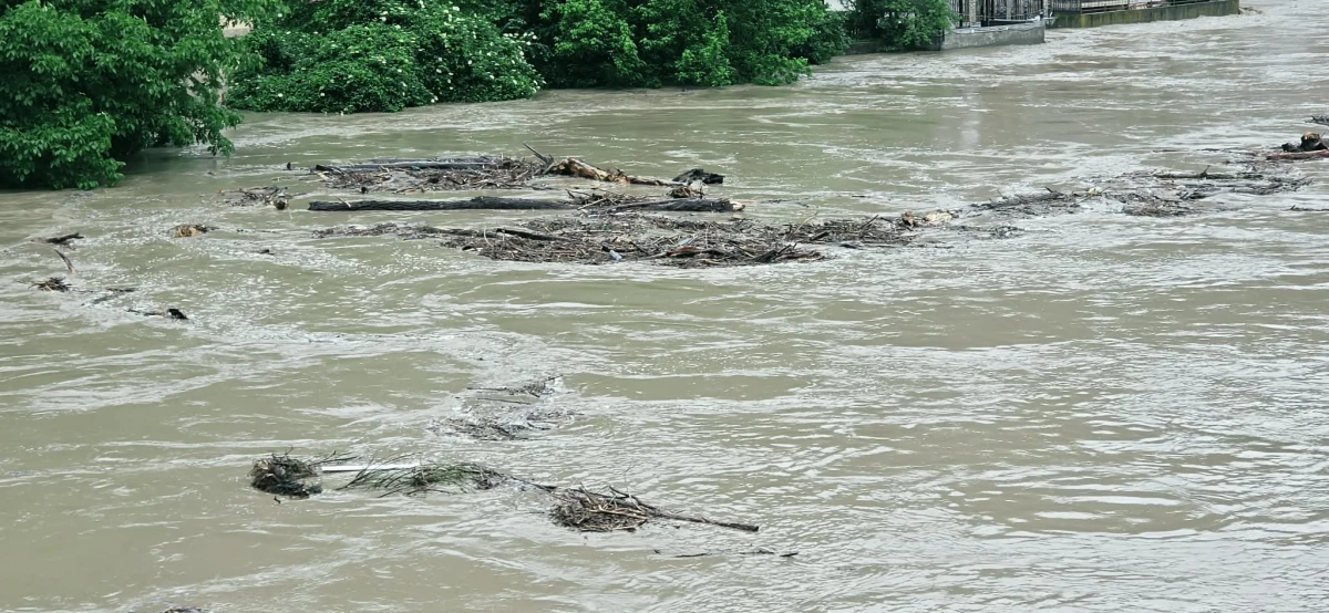 Пожарникари и водопази спасяват 14-годишно момче, попаднало в наводнен участък във великотърновско село