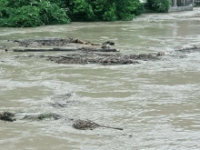 Пожарникари и водопази спасяват 14-годишно момче, попаднало в наводнен участък във великотърновско село