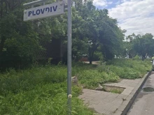 Разруха в "Източен": Цяла година опасна дупка зее на спирка, жена падна в нея