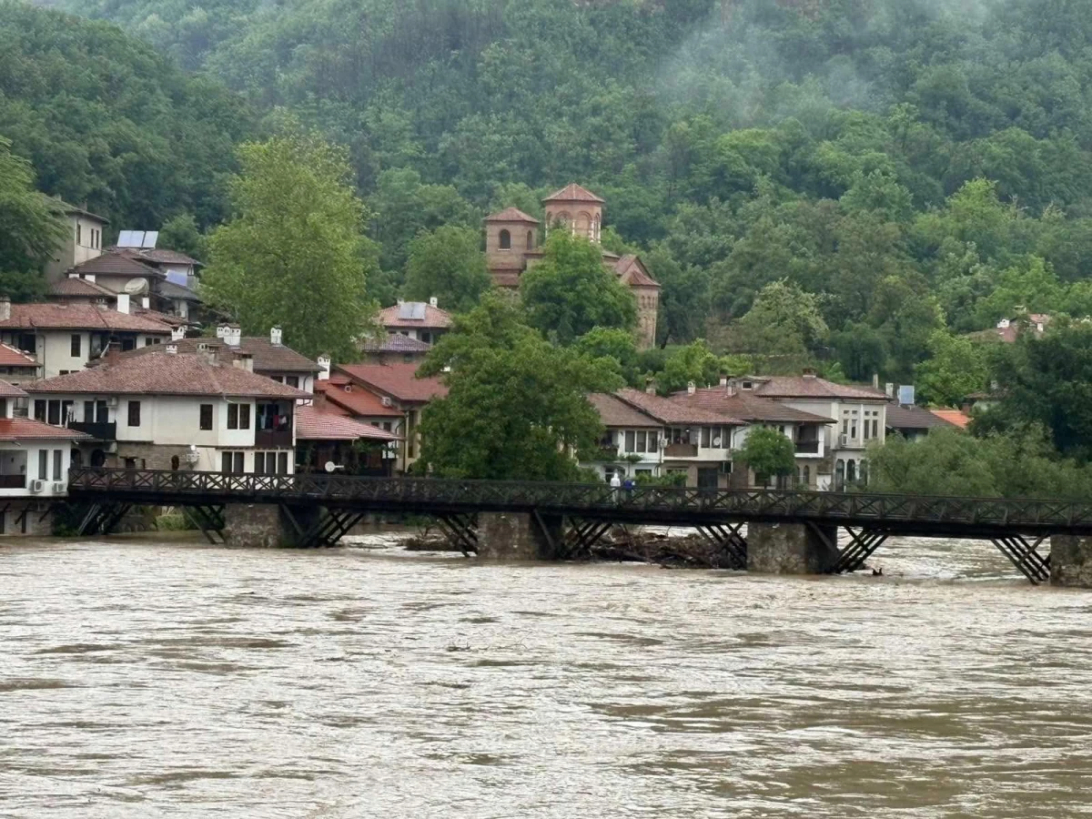 Извадили са момчето от реката край великотърновското село Шемшево, медици го преглеждат