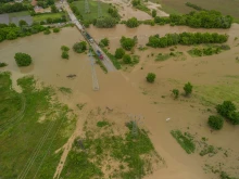 Мостът между Първомайци и Горна Оряховица е под вода