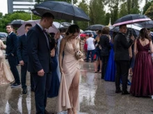На зрелостниците ще им върви по вода: Дъжд, гръмотевици и риск от...
