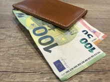 Правителството бърка в джоба на работещите българи с още до 1500 евро на година