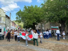 Стотици се стекоха на площада в Кричим