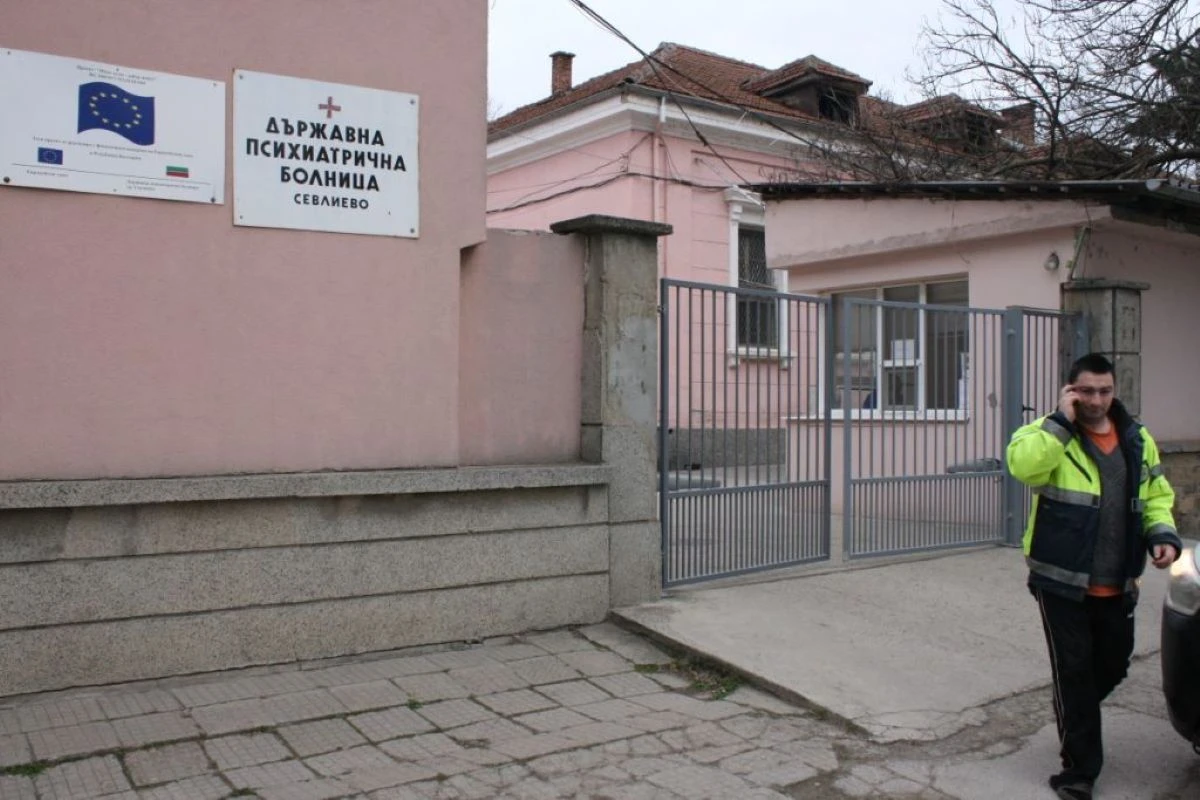 Разруха след ремонт за 1,4 млн. лв. по ПВУ: Мухъл, влага и падаща мазилка в държавна психиатрия