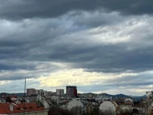 Времето се обръща: Бури и градушки в средата на седмицата, уикендът връща до 31 градуса