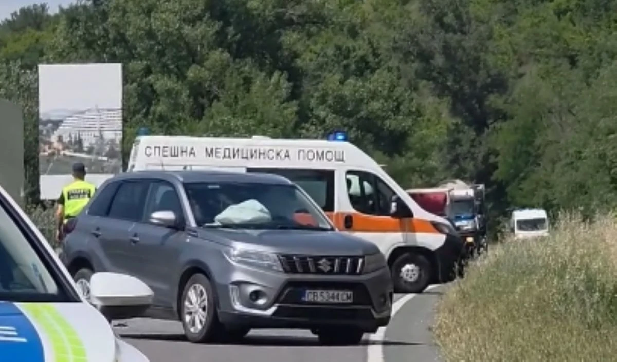 Пътят след Симитли е напълно затворен: Жена загина след удар в паркиран камион