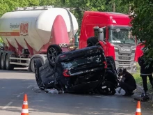 Кола се обърна по таван в Пазарджик след удар с товарен автомобил, двама пострадаха