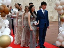 Близо 400 абитуриенти от Асеновград преминаха по червен килим със специален подарък от кмета