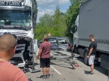 Тежка катастрофа с тирове затвори пътя Славотин - Смирненски, има огромно задръстване