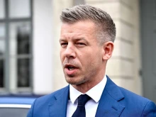 Петер Мадяр намали заплатата си наполовина, направи мащабни съкращения в държавния сектор