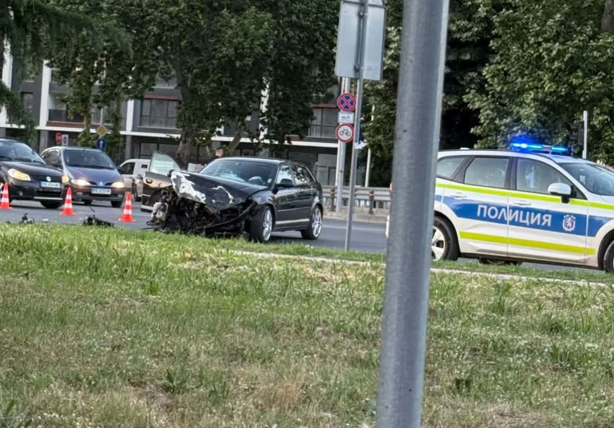 Официално от МВР Пловдив след сблъсъка с линейка на червен сигнал: Трима души са в болница