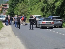 Очевидец: Мотористка се закачи с чанта в задната гума, има признаци на живот