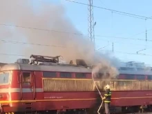Пътнически влак за Бургас пламна тази сутрин