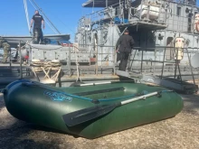 Дежурните от Военноморска база - Бургас спасиха двама бедстващи в обърната лодка край нос Атия