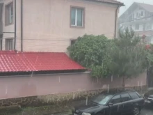 Мощна буря и градушка с размер на лешник удариха Карнобат и Ямбол