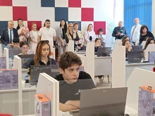 Областният управител видя дигиталното бъдеще във Френската гимназия и откри нов STEM център