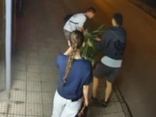 Ученици трошат с усмивка в Пловдив, момиче ги снима с телефона
