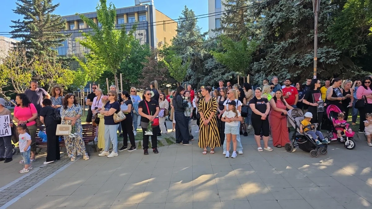 Благоевград скърби: Бдение в памет на 16-годишната Ивана пред Съдебната палата