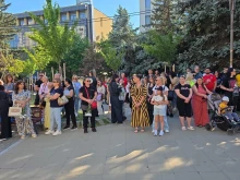 Благоевград скърби: Бдение в памет на 16-годишната Ивана пред Съдебната палата